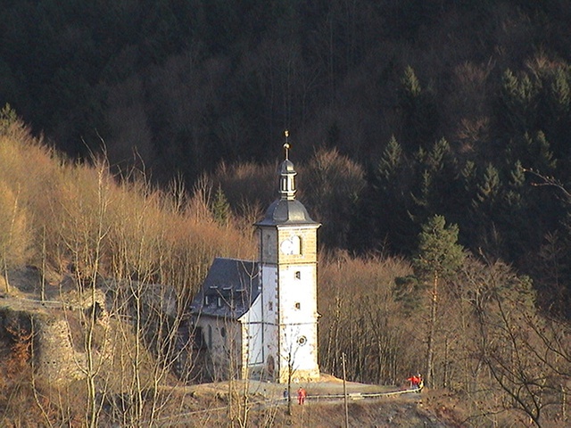 Kirche Rauenstein im Herbst