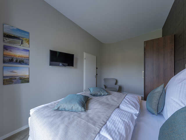 modernes Schlafzimmer mit Kleiderschrank, Relax...