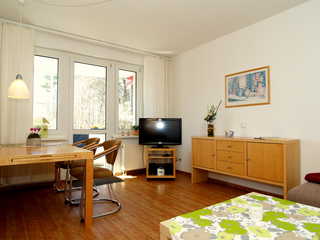 Dünengarten Whg. Wa45-41 Das Wohnzimmer mit Sitzecke, Flachbild-TV und Z...