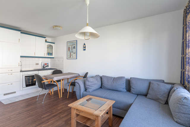 Wohnzimmer mit gemütlichem Sofa, Essplatz und K...
