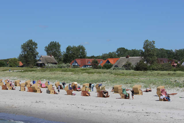 Strand mit Blick zur Ferienanlage mit Strandko...