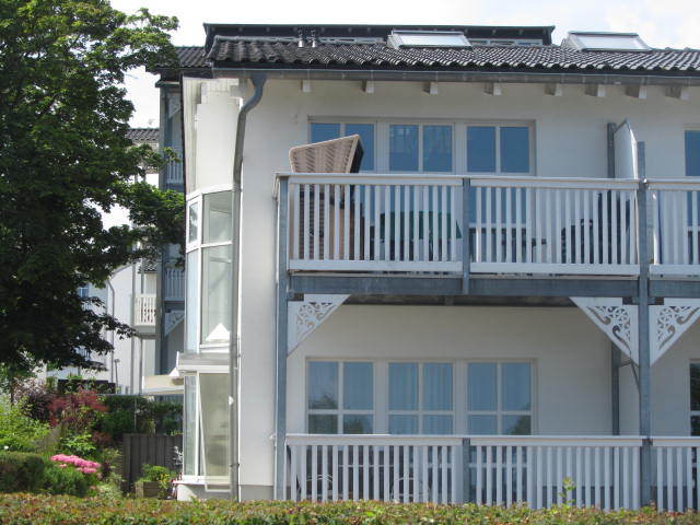 Balkon mit Strandkorb und Gartenmöbeln