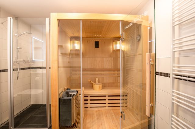 Badezimmer mit großer Sauna