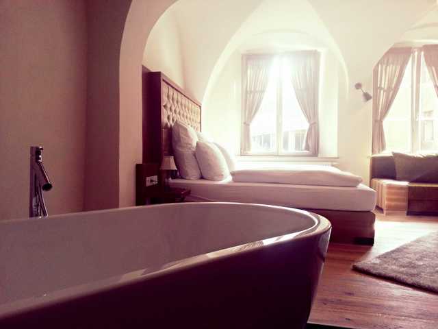 Zimmer mit freistehender Badewanne