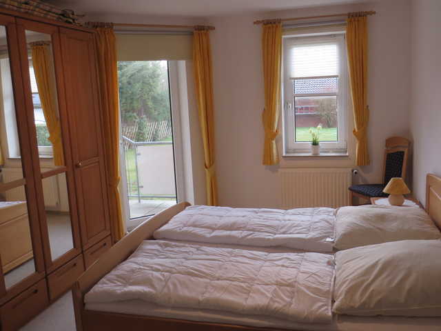 Lichtdurchflutetes Schlafzimmer mit Doppelbett
