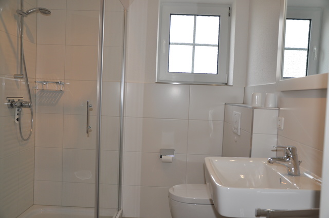 modernes Bad mit flacher Dusche und WC