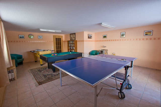 Spielzimmer mit Tischtennis. Billard und Kicker