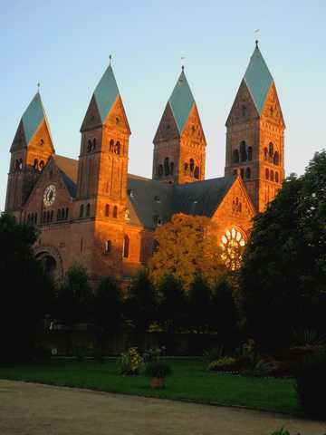 Erlöserkirche in Bad Homburg am Abend
