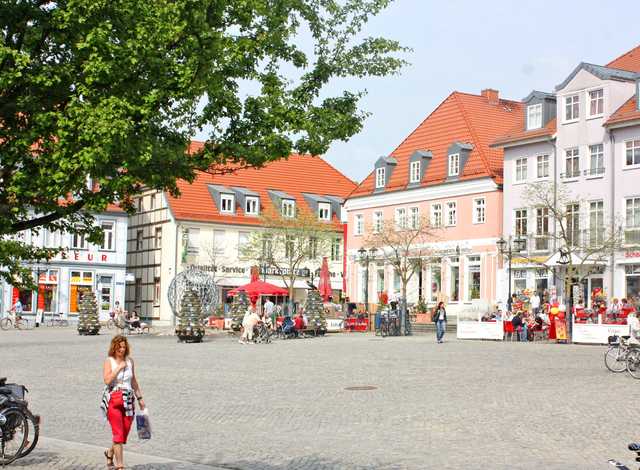 Marktplatz von Waren (Müritz), nur wenige Schri...