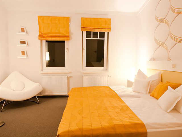 Moderner Schlafbereich mit einem Doppelbett