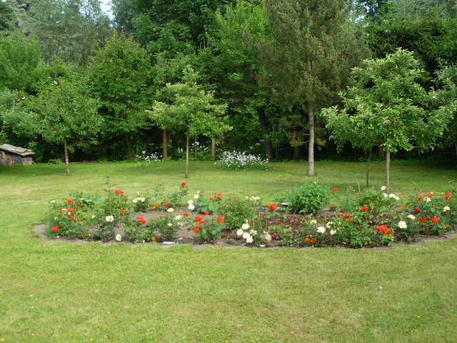 Garten mit Blumenrabatte