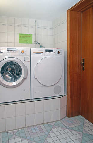Waschmaschine und Trockner im Haus, jeweils geg...