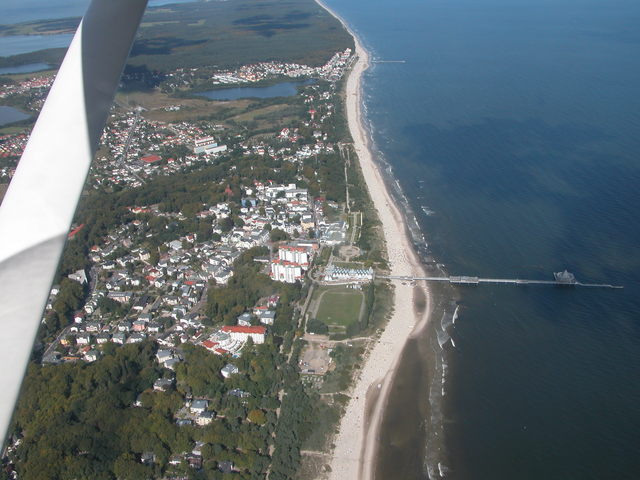 Luftaufnahme Strand und Ostseebad Karlshagen