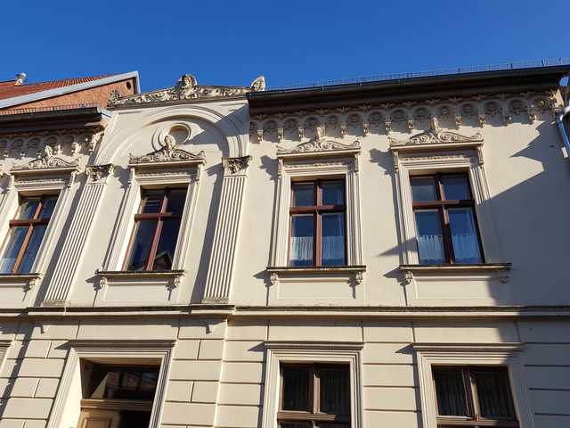 Historische Fassade mit Zierelementen - denkmal...