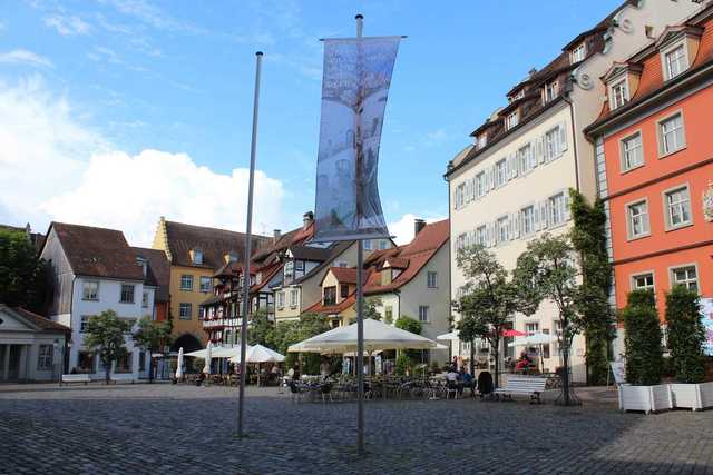 Den Schlossplatz mit Rodt'schem Palais (links) ...