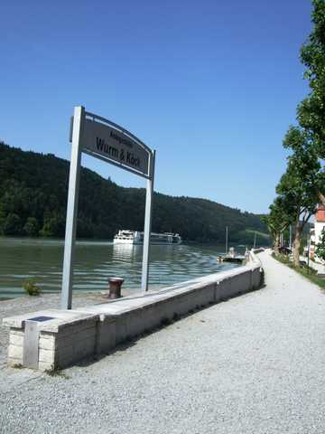 Schiffsanlegestelle an der Donauufer-Promenade ...
