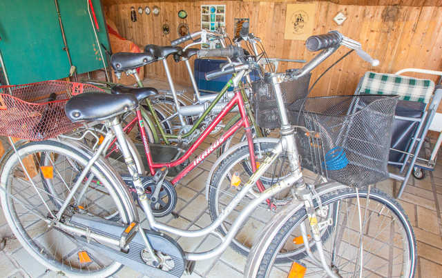 Garage mit 5 Fahhrädern, Gartenstühlen, Sonnenl...