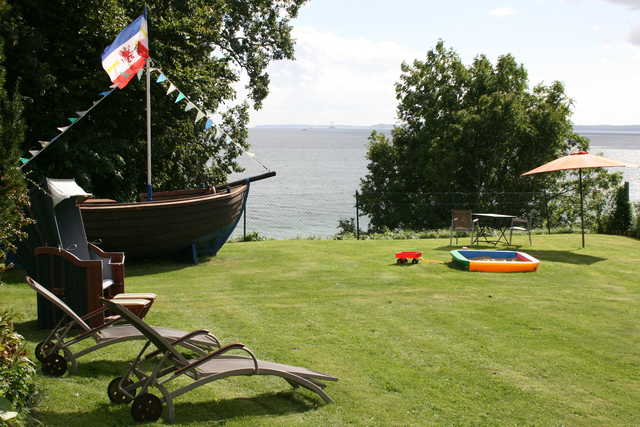 Garten mit Sitzmöbel und Spielboot