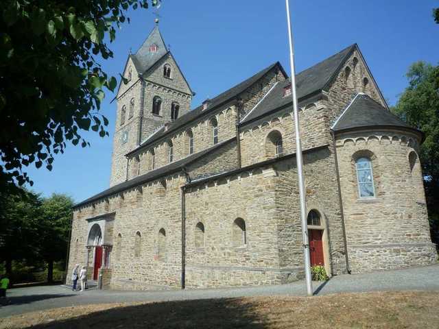 900 Jahre alte Basilika St Gertrud Morsbach, En...