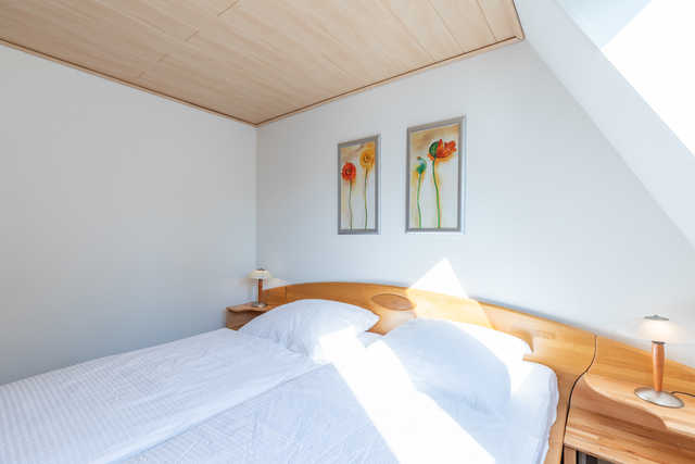 Bild 2 Schlafzimmer im Erdgeschoss mit Doppelbett