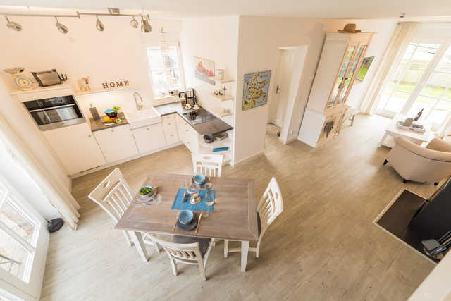 Wohn-Esszimmer mit offener Küche