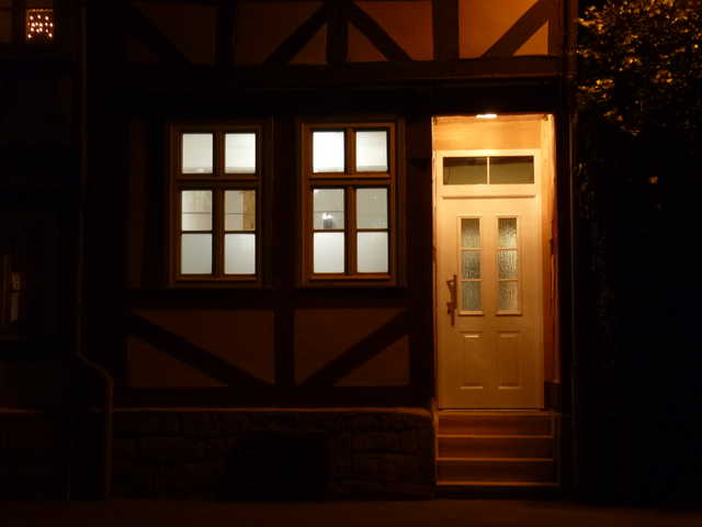 Nachtansicht mit neuer Haustür