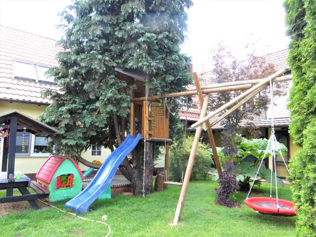 Kleiner Spielplatz im Garten