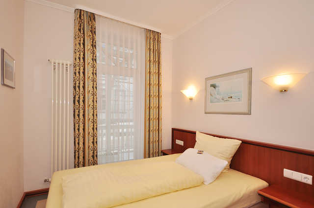 Schlafzimmer 2 mit Doppelbett (1,40 m x 2,00 m)...