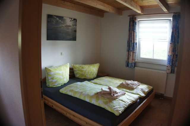 Schlafzimmer mit Doppelbett und Kleiderschrank