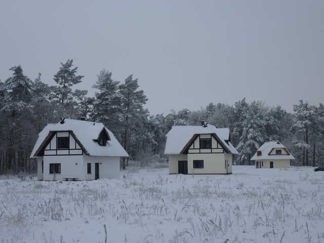 Ferienhaus mit Nachbarhäusern im Winter
