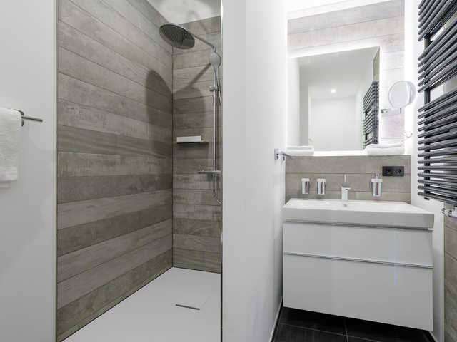 Ebenerdige Dusche im modernen Badezimmer