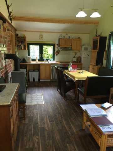 Wohnzimmer mit Küche und Essecke