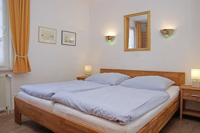 Schlafzimmer mit Doppelbett (180x200cm)