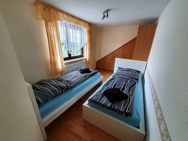 Kinderschlafzimmer mit zwei Einzelbetten