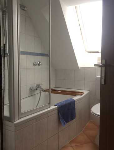 Badezimmer mit Duschbadewanne im Erdgeschoss