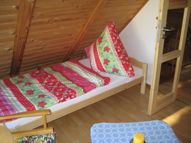 kleines Schlafzimmer mit 2 Einzelbetten