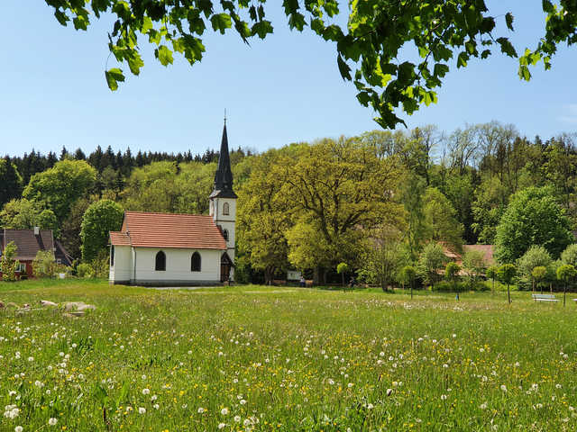 Kleine Holzkirche in Elend