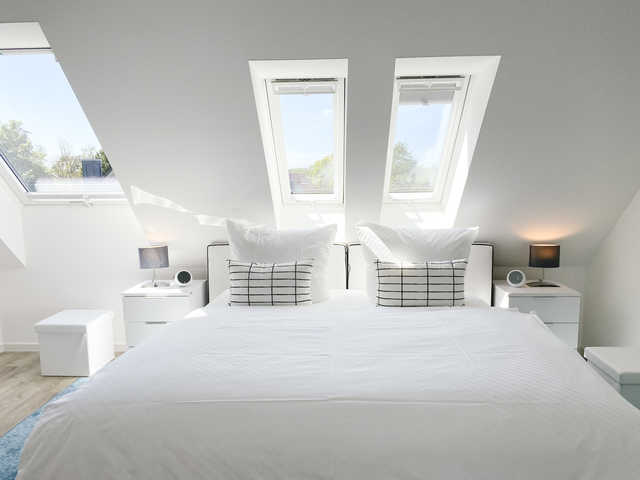 Schlafzimmer mit Dachflächenfenster