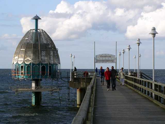 Seebrücke mit Tauchkuppel