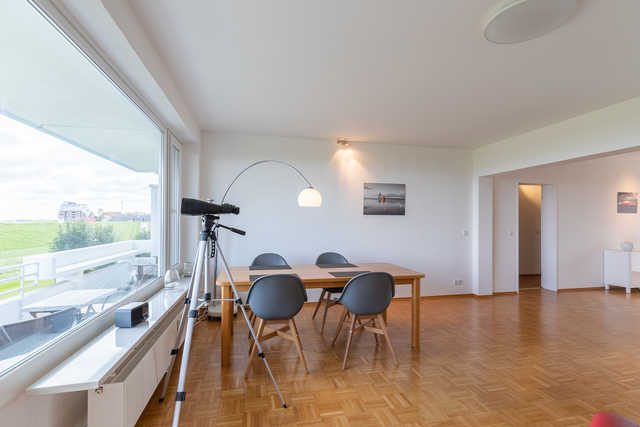 Wohnzimmer mit Essplatz und Blick auf die Elbe