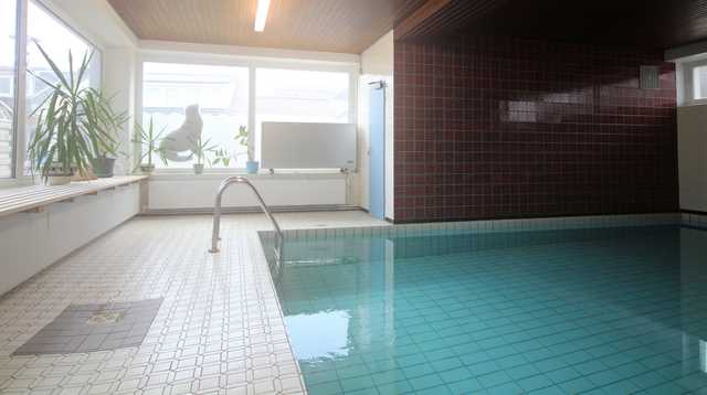Schwimmbad im Haus, kann kostenlos genutzt werden
