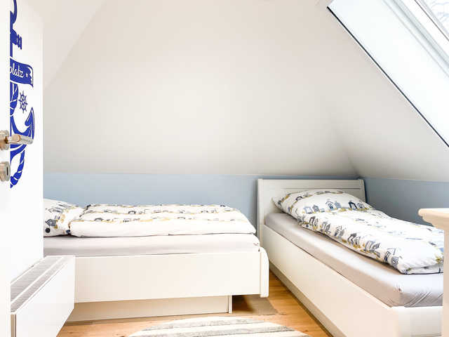 Schlafzimmer unterm Dach mit 2 Einzelbetten