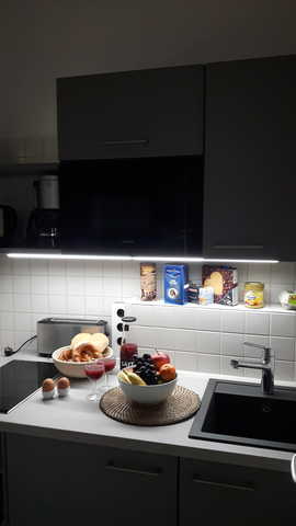 Die nagelneue Küche mit Format: Mikrowelle, seh...