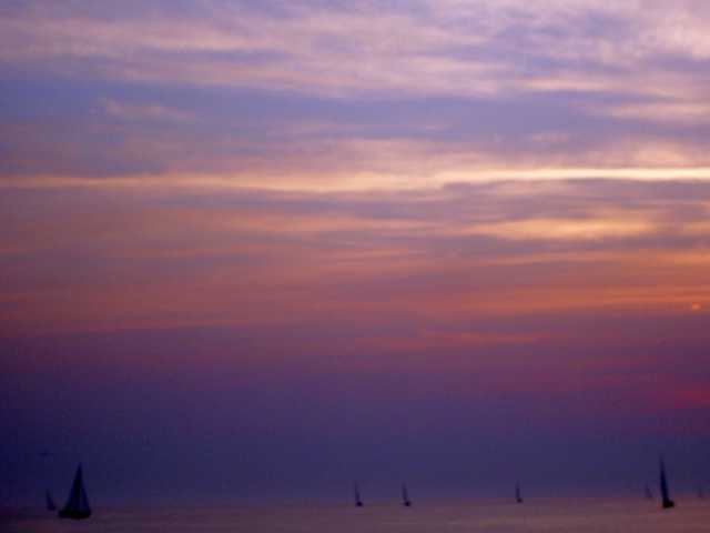 Ein Sonnenuntergang an der Ostsee mit Seglern