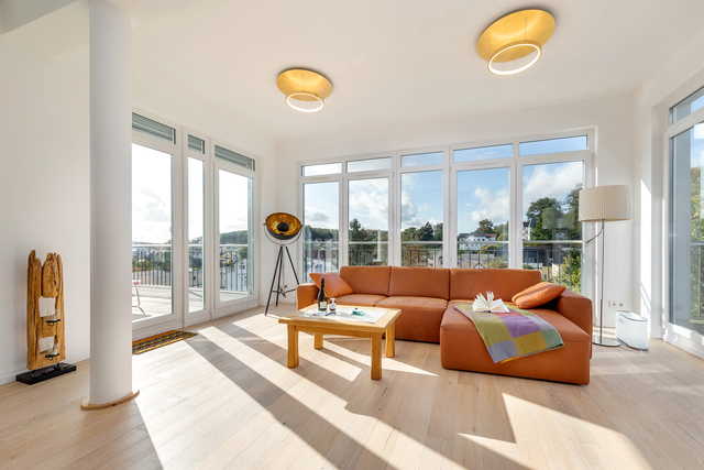 Villa Wiederkehr Sonnendeck offener Wohnbereich mit Zugang zu zwei Balkonen