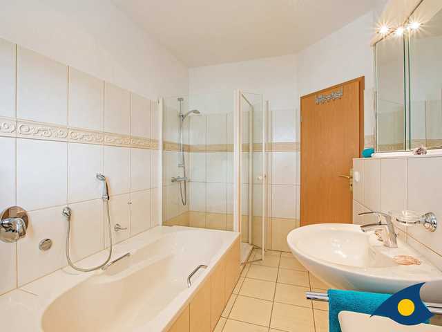 1. Badezimmer mit Badewanne, Dusche und WC