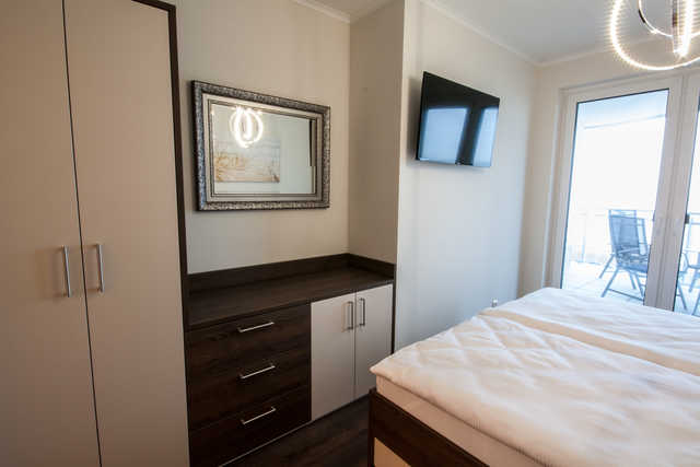 Schlafzimmer 2 mit Doppelbett, TV und Zugang zu...