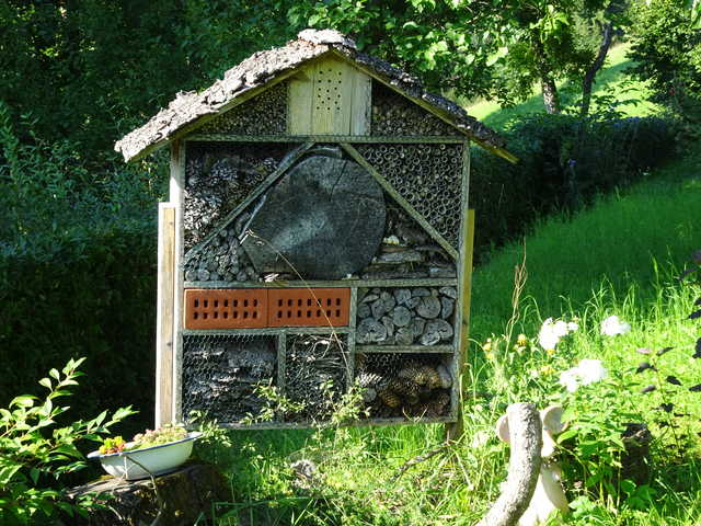 Insektenhotel im Garten