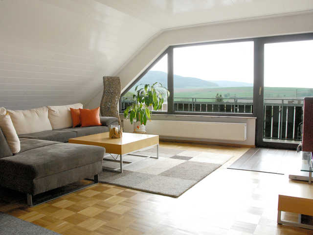 helles Wohnzimmer mit Balkon und Aussicht
