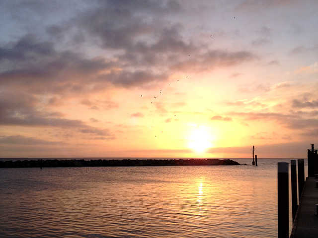 Sonnenaufgang im Herbst an der Hafenmole